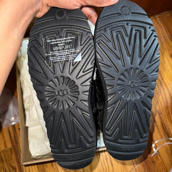 Black Reversible Sequin UGG W 6 - BRAND NEW - Picture 4 of 4